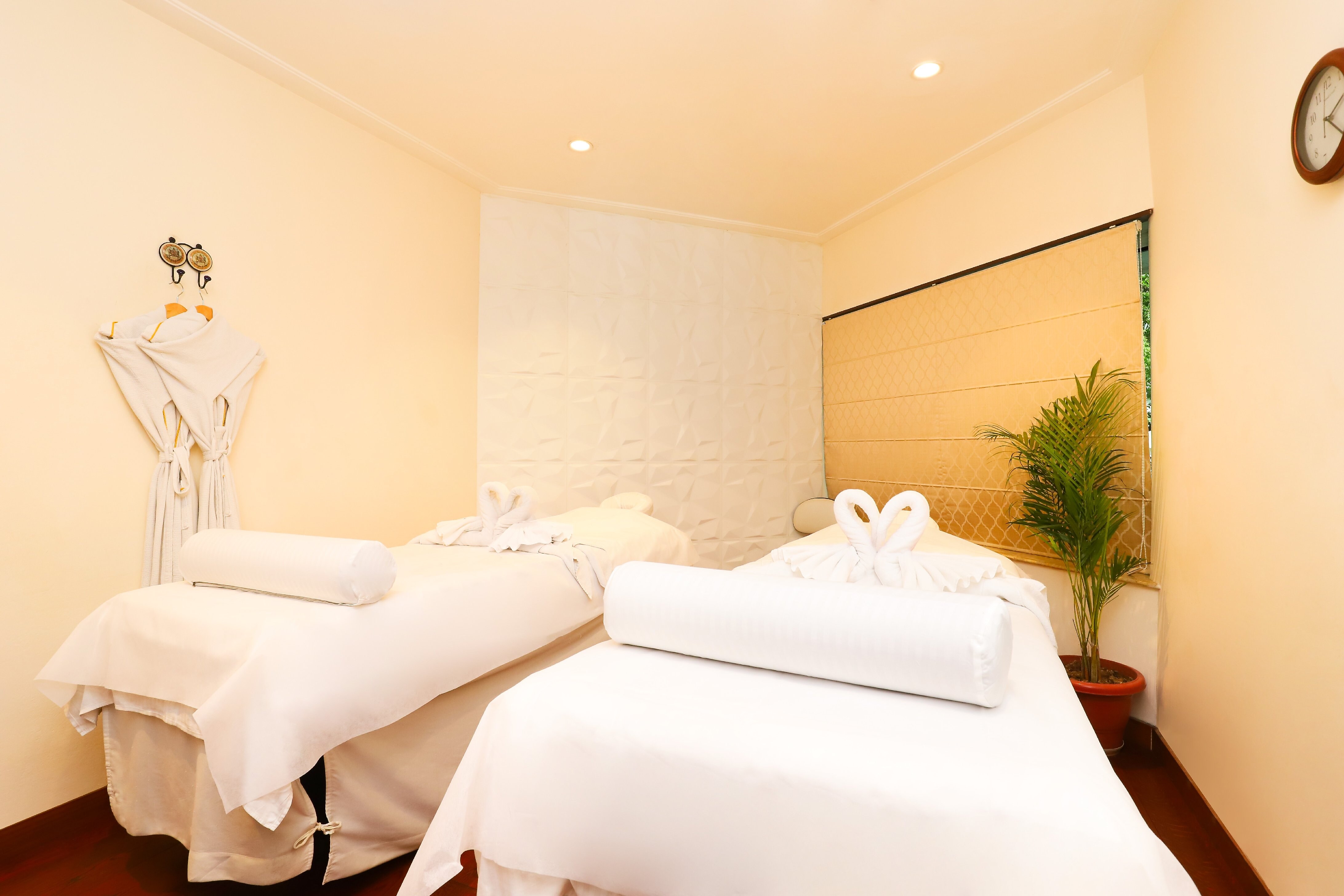 Hotel The Royal Plaza Delhi Inr 1421 Off 8 7 5 0