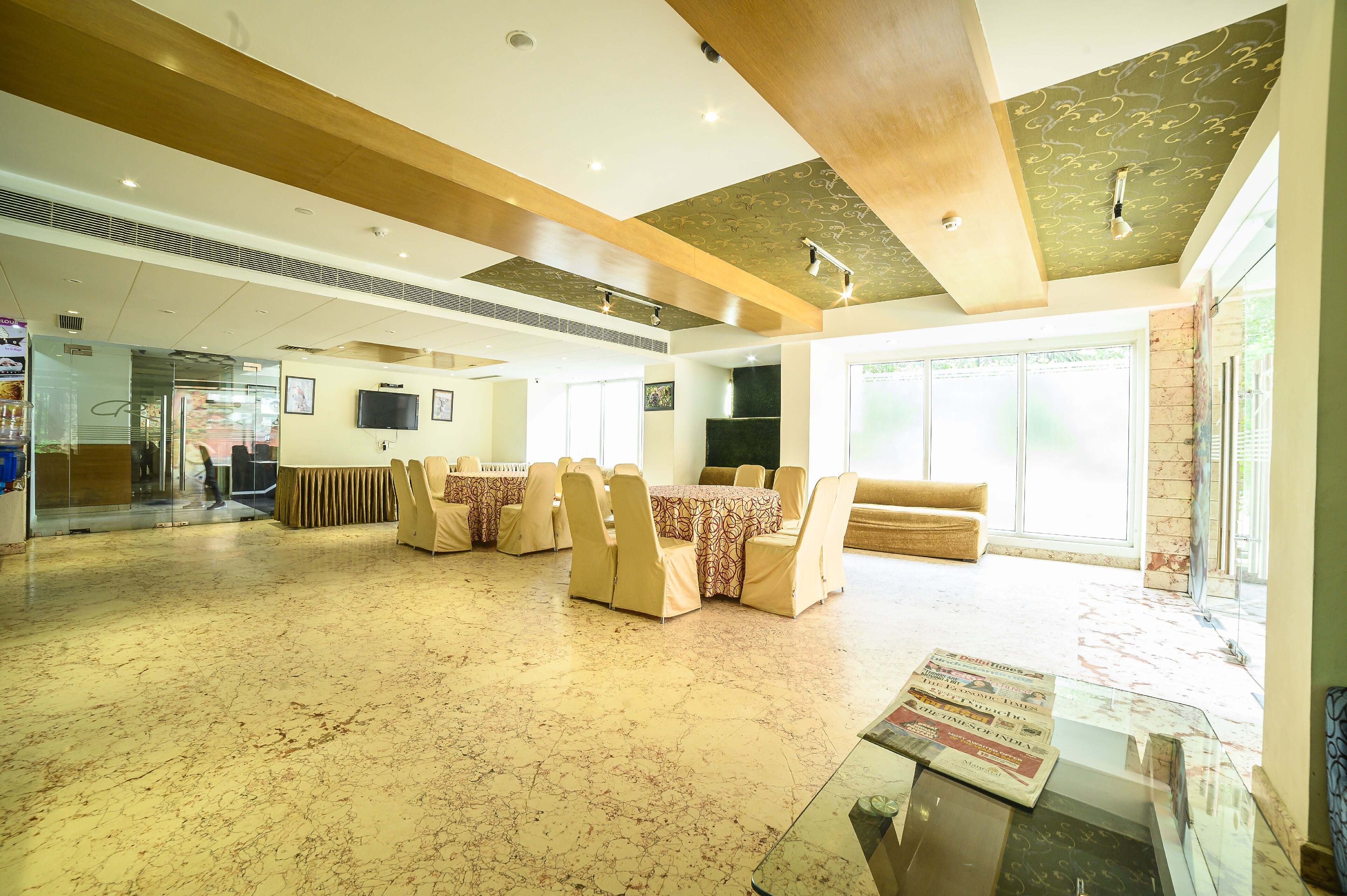 Anand Retreat Kaushambi 5 Min Walking Distance From Anand Vihar