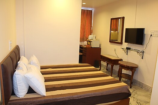 Service Apartment Park Street Kolkata Inr 600 0 Off 2 5 Room