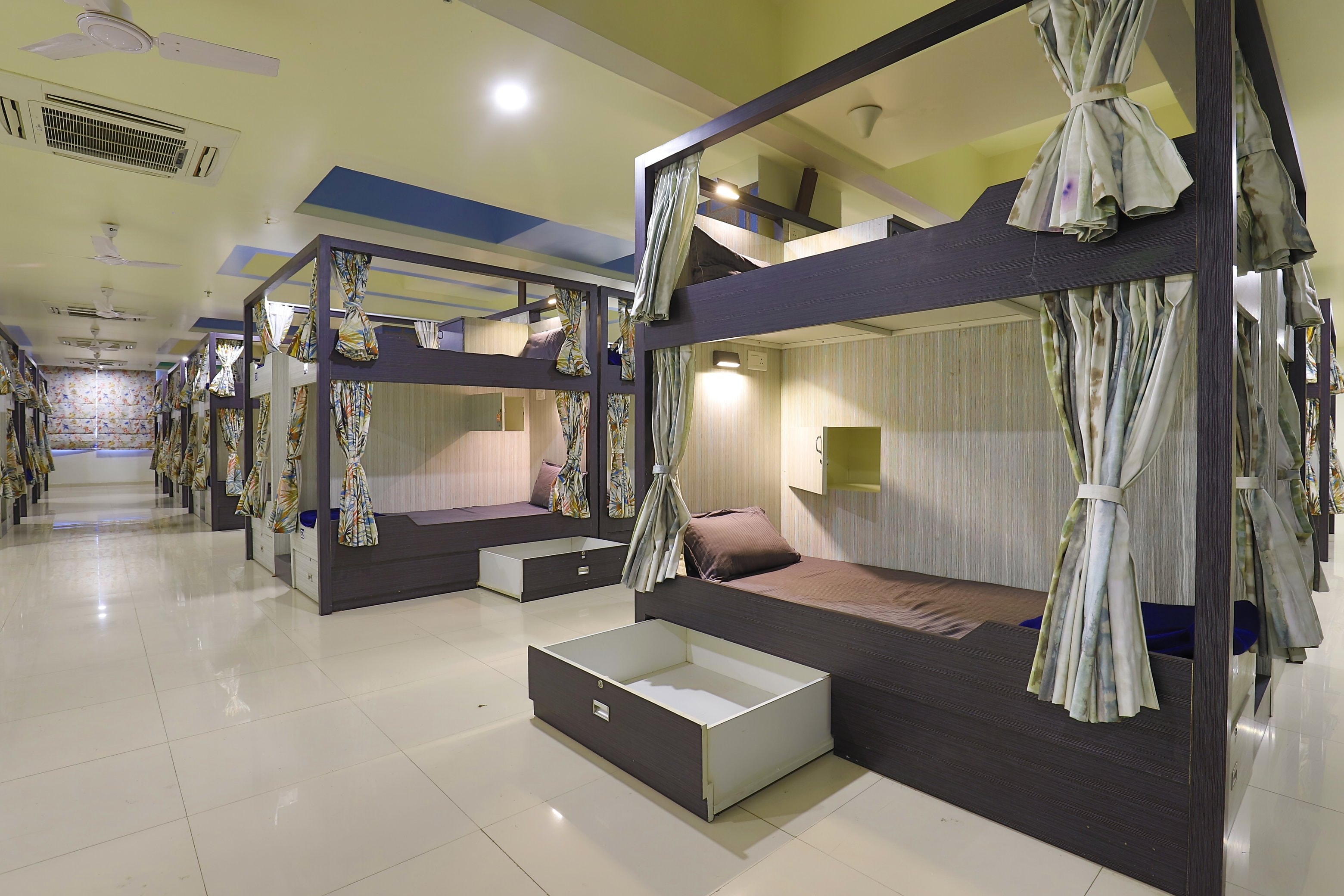 Night Halt Dormitory Ahmedabad Hostel 𝐏𝐡𝐨𝐭𝐨𝐬 & 𝐑𝐞𝐯𝐢𝐞𝐰𝐬