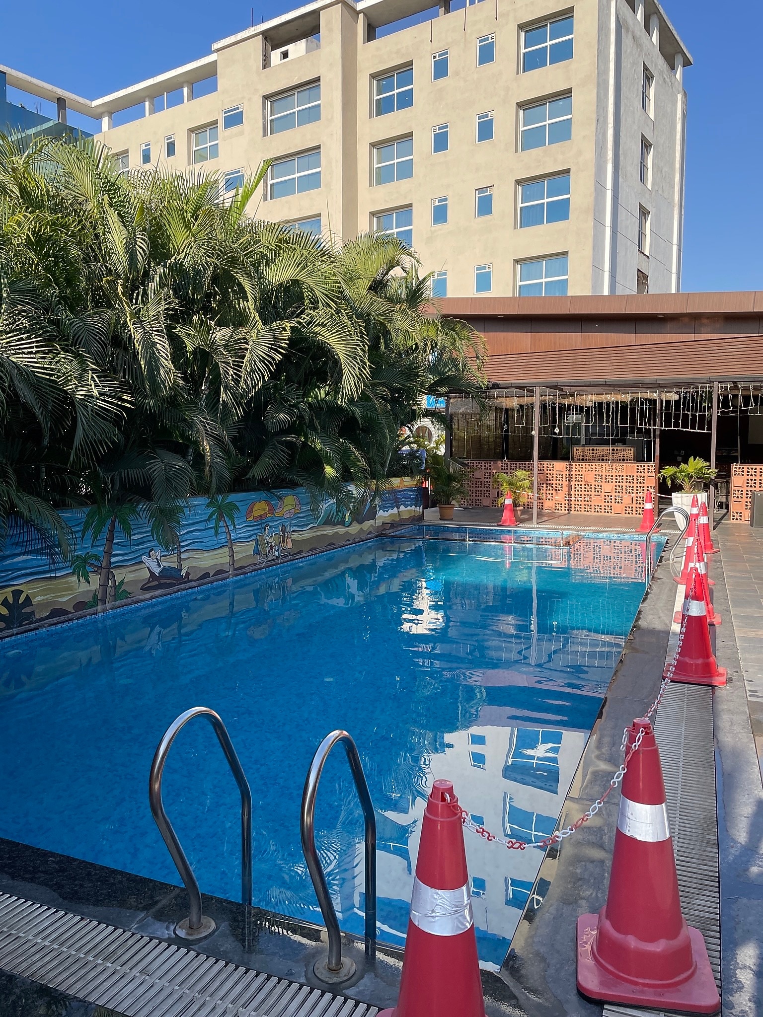 Blue Leaf by Papaya Tree Hotels 100 Money Back 𝗕𝗢𝗢𝗞 Indore Hotel 𝘄𝗶𝘁𝗵