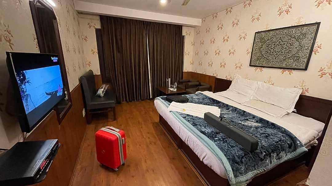 Hotel Standard and Restaurant 𝗕𝗢𝗢𝗞 Srinagar Hotel 𝘄𝗶𝘁𝗵 𝗙𝗥𝗘𝗘 𝗖𝗮𝗻𝗰𝗲𝗹𝗹𝗮𝘁𝗶𝗼𝗻