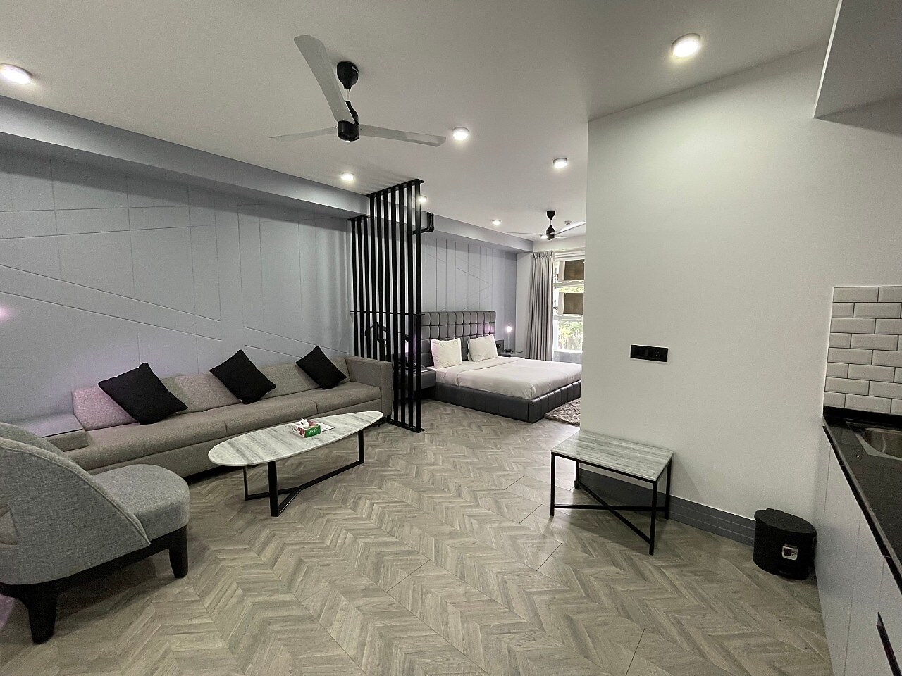 BedChambers LUXE Apartments MG Road 𝗕𝗢𝗢𝗞 Gurgaon Apartment 𝘄𝗶𝘁𝗵 𝗙𝗥𝗘𝗘