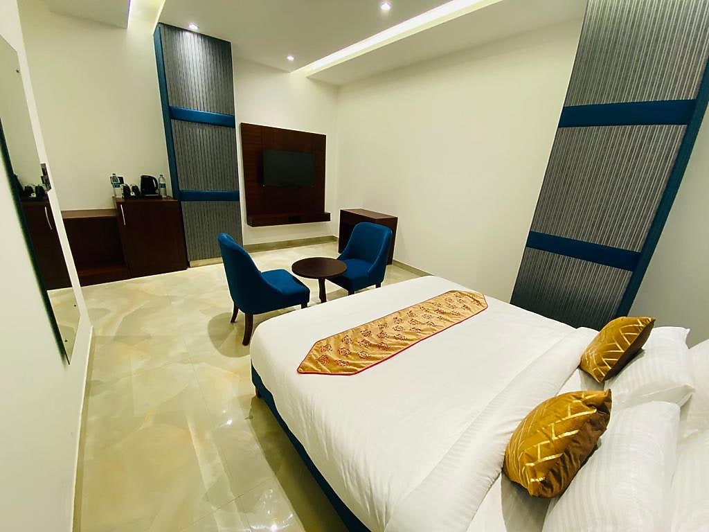 The Eliot Hotel and Banquets 100 Money Back 𝗕𝗢𝗢𝗞 Noida Hotel 𝘄𝗶𝘁𝗵 𝗙𝗥𝗘𝗘
