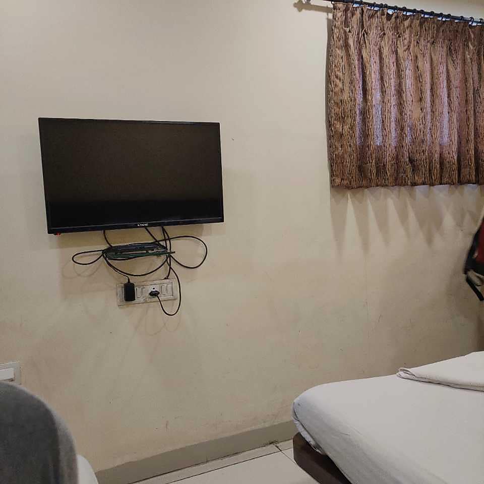 Lucky Service Apartments Rooms & Caretaker 𝗕𝗢𝗢𝗞 Mumbai Apartment 𝘄𝗶𝘁𝗵
