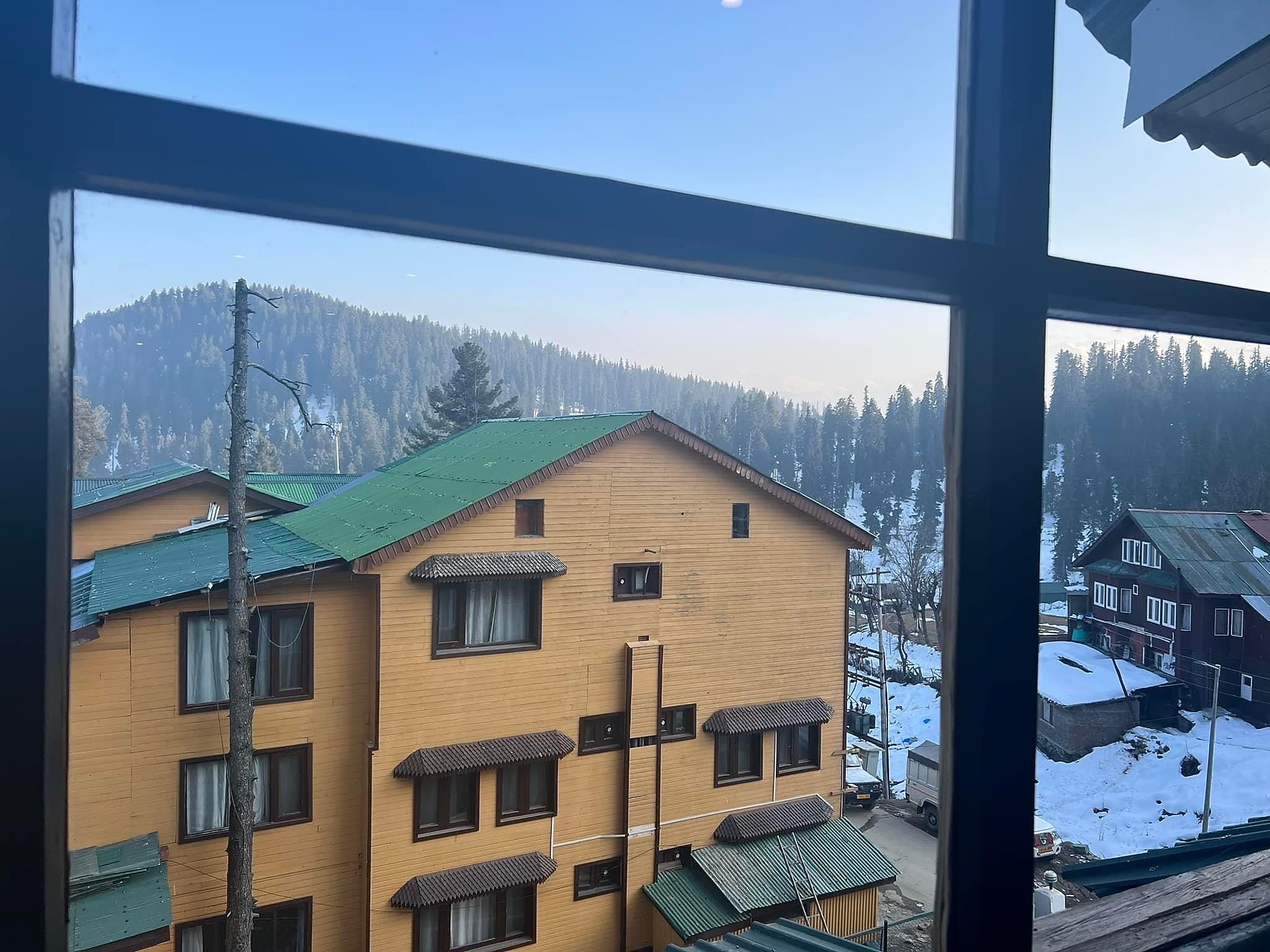 Pine Spring Resort Gulmarg 𝗕𝗢𝗢𝗞 Gulmarg Hotel 𝘄𝗶𝘁𝗵 ₹𝟬 𝗣𝗔𝗬𝗠𝗘𝗡𝗧