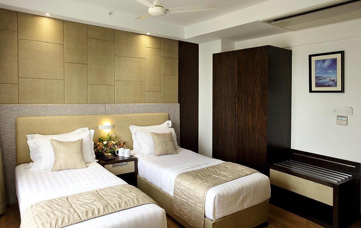 Sugar Business Hotel 100 Money Back 𝗕𝗢𝗢𝗞 Cochin Hotel 𝘄𝗶𝘁𝗵 𝗙𝗥𝗘𝗘