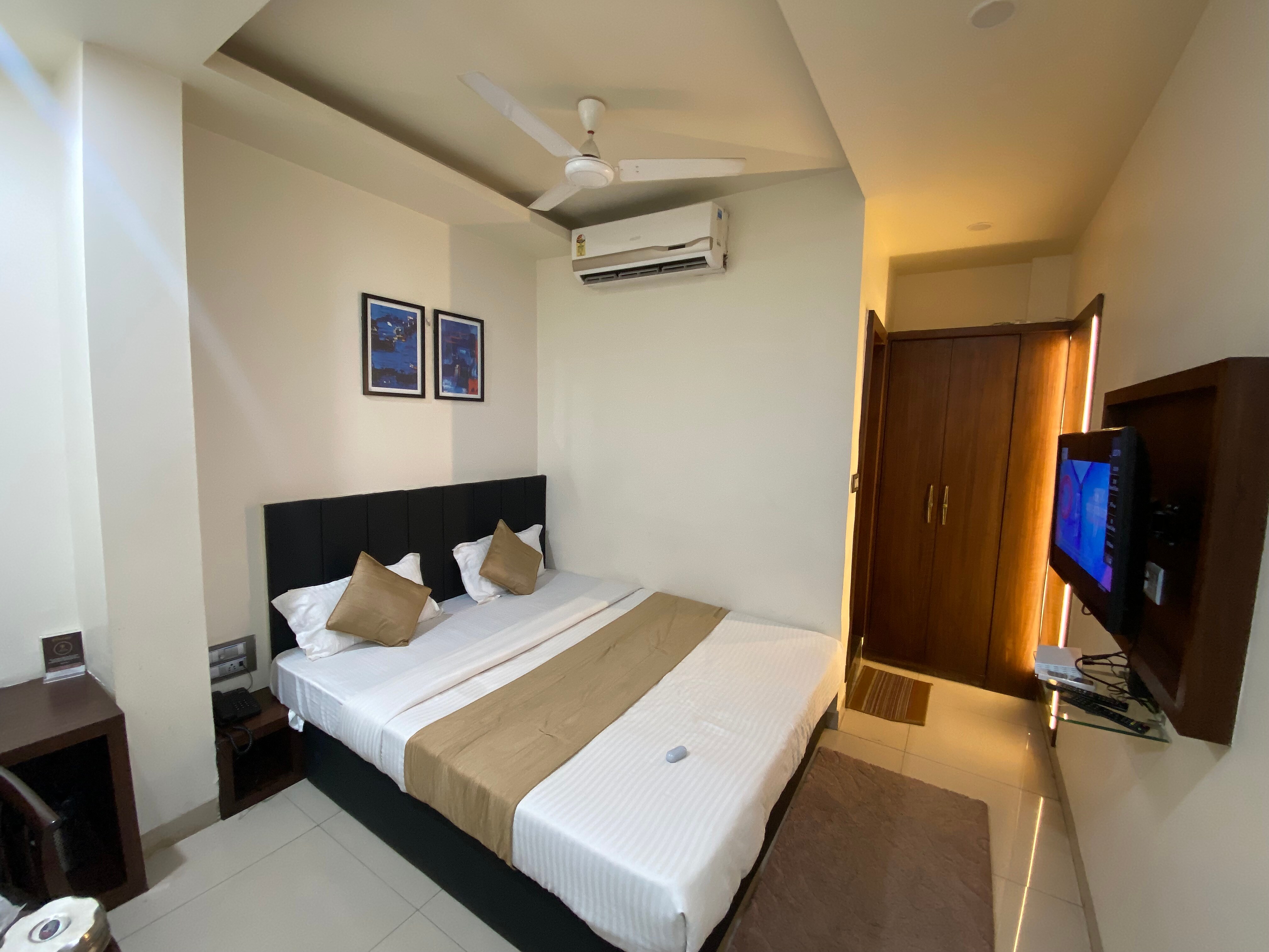 Photos of Super OYO Townhouse 327 C21 Mall Hotel in Indore
