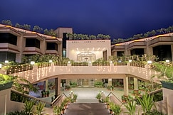 Luxera Hotel - Adjacent to Arjangarh Metro Station, Delhi