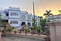 MAGANJI'S ( Pure Vegetarian ) - A COMPLETE FAMILY HOTEL, Mount Abu