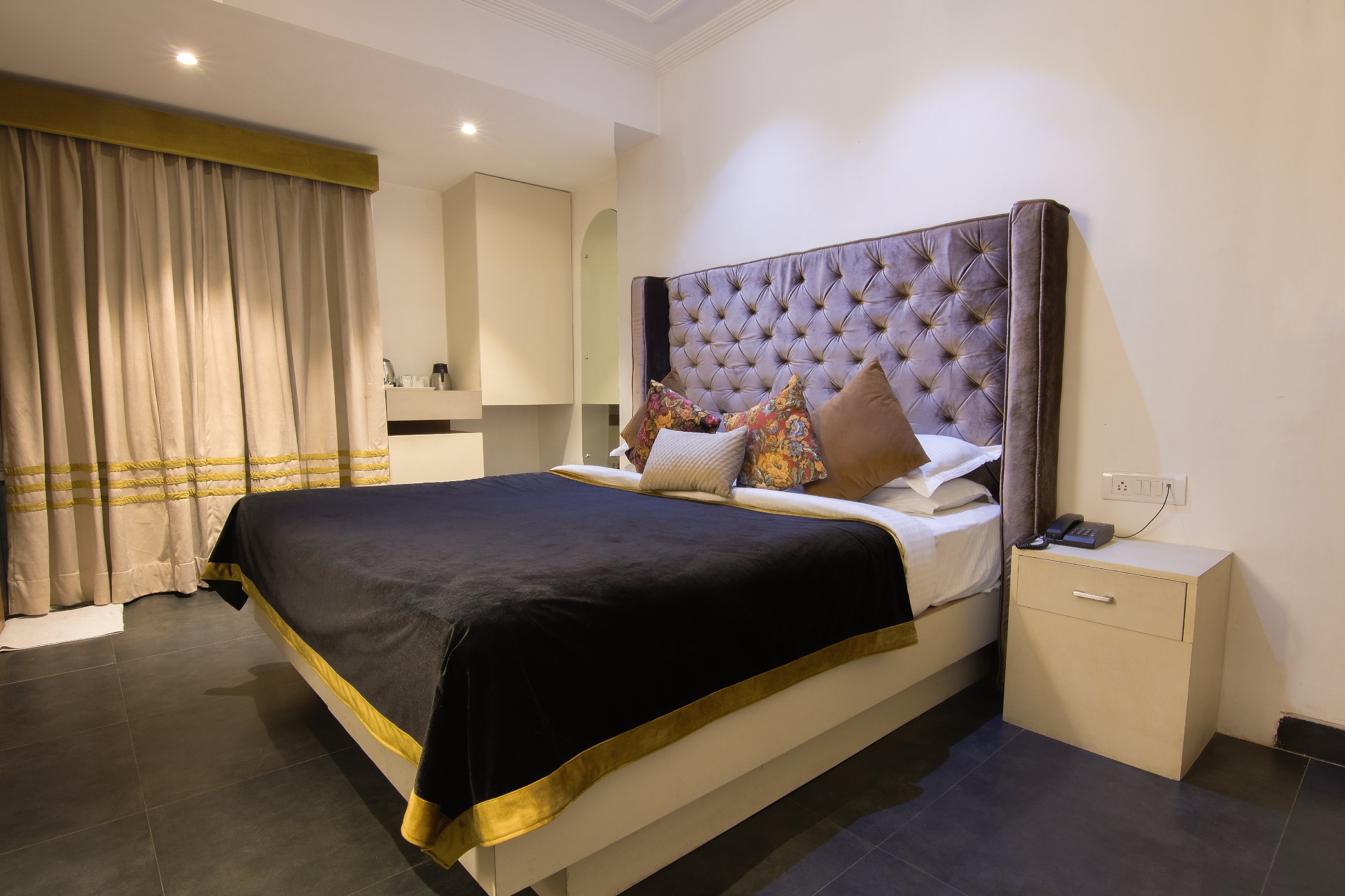 Hotel Sri Nanak Continental@4Min Karol Bagh Market - Tap to explore photos