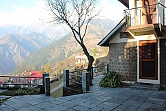 Nishaad Resorts : Breathtaking View of the Dhauladhar Mountains, Dharamshala
