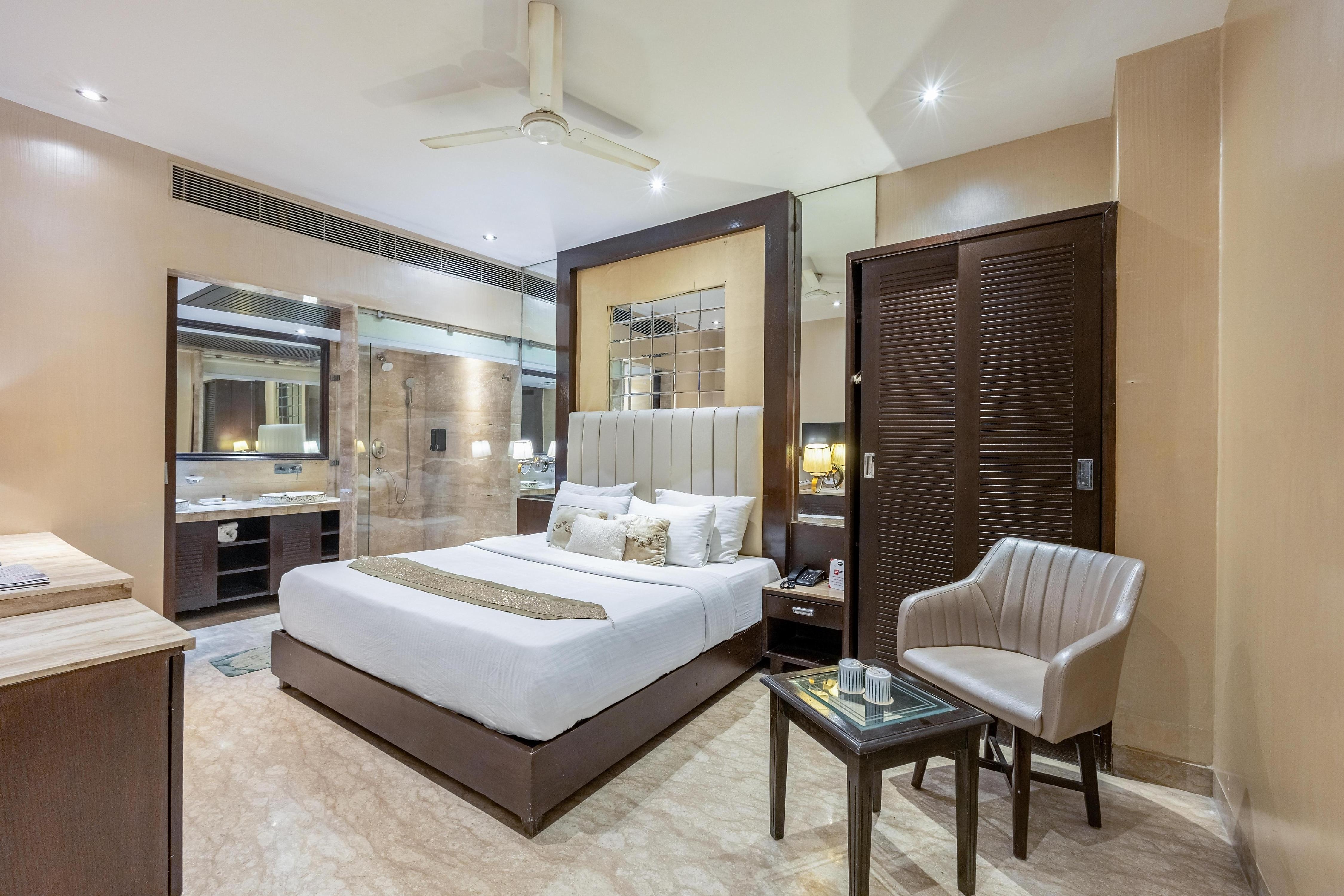 Hotel Emperor palms at Karol Bagh - Tap to explore photos