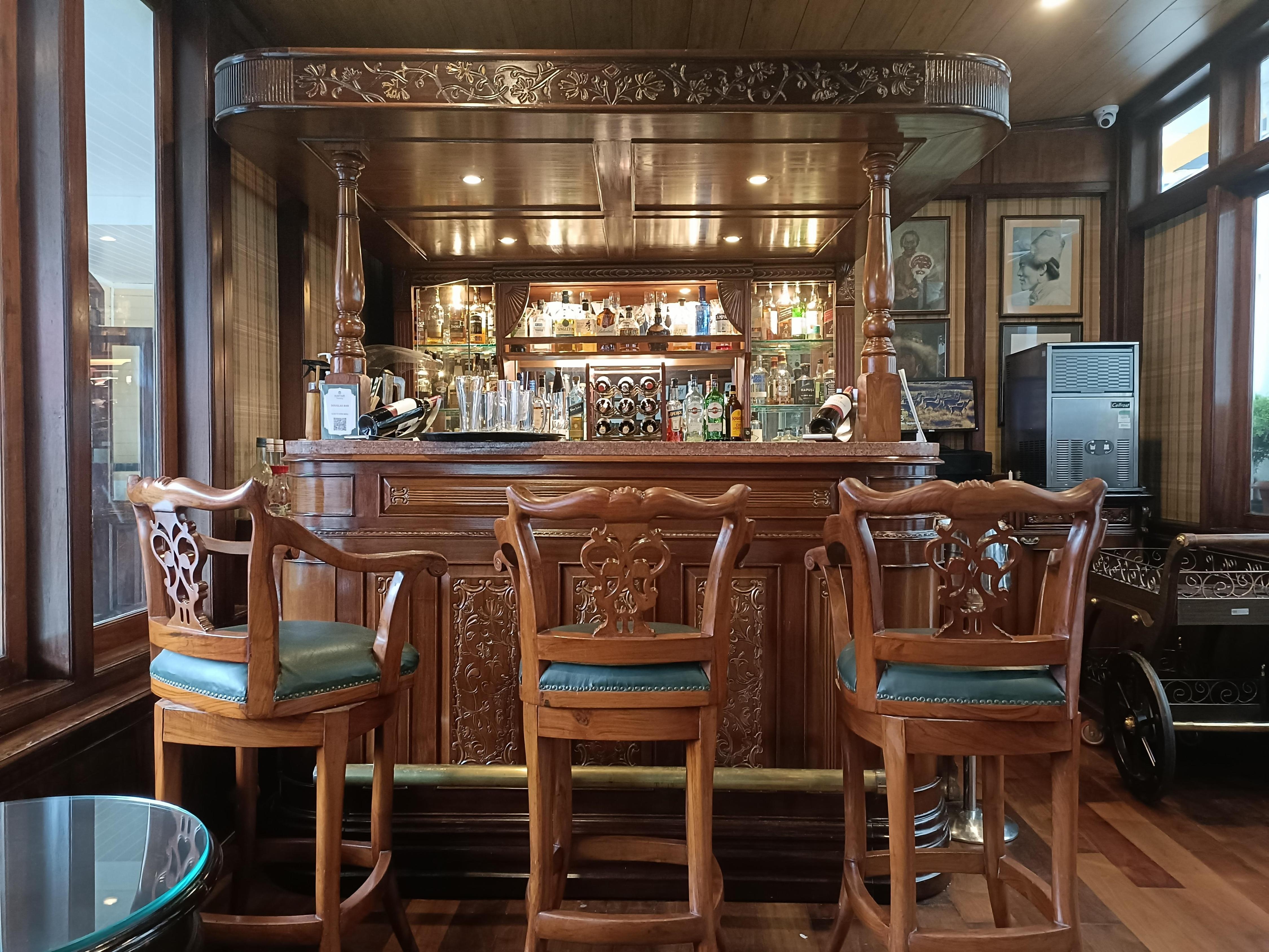 Douglas Bar