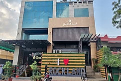 Hotel Rockland, Chomu