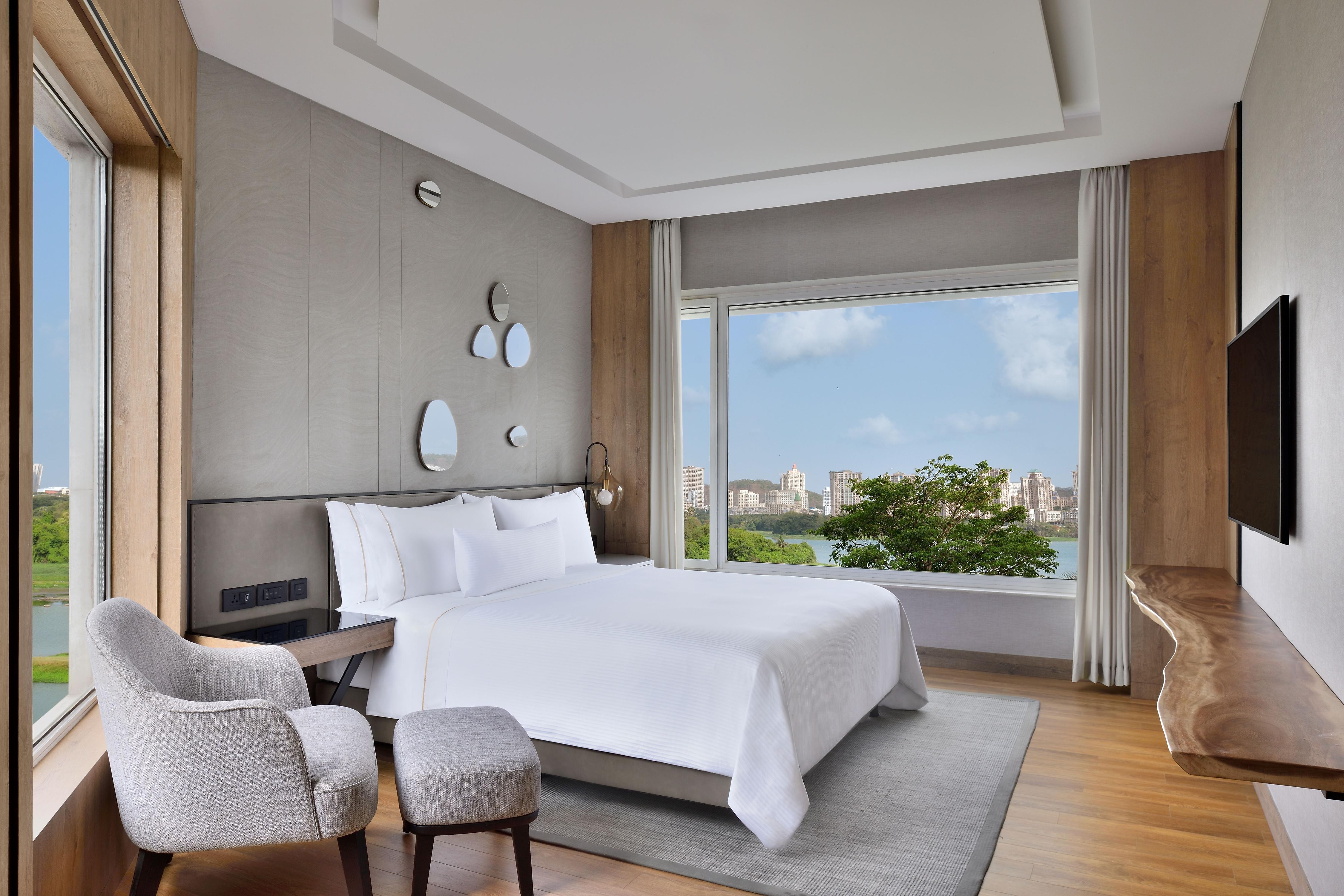 Suite Room, 1 King, Lake view with Bathtub 1