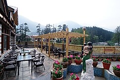 Whispering Valley Resort, River Side The Mall Road, Manali