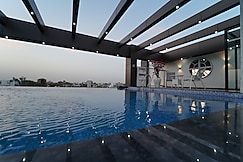 Hotel Rockland C R Park, Delhi