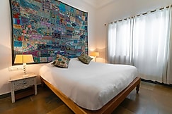 Hotel Hibiscus | Rooms & Dorms | 2 min walk from Ambrai Ghat, Udaipur