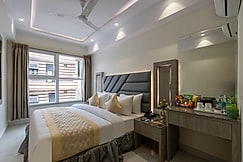 Newly Built Hotel Arjun - Just 5 mins from Rail and metro station, Delhi