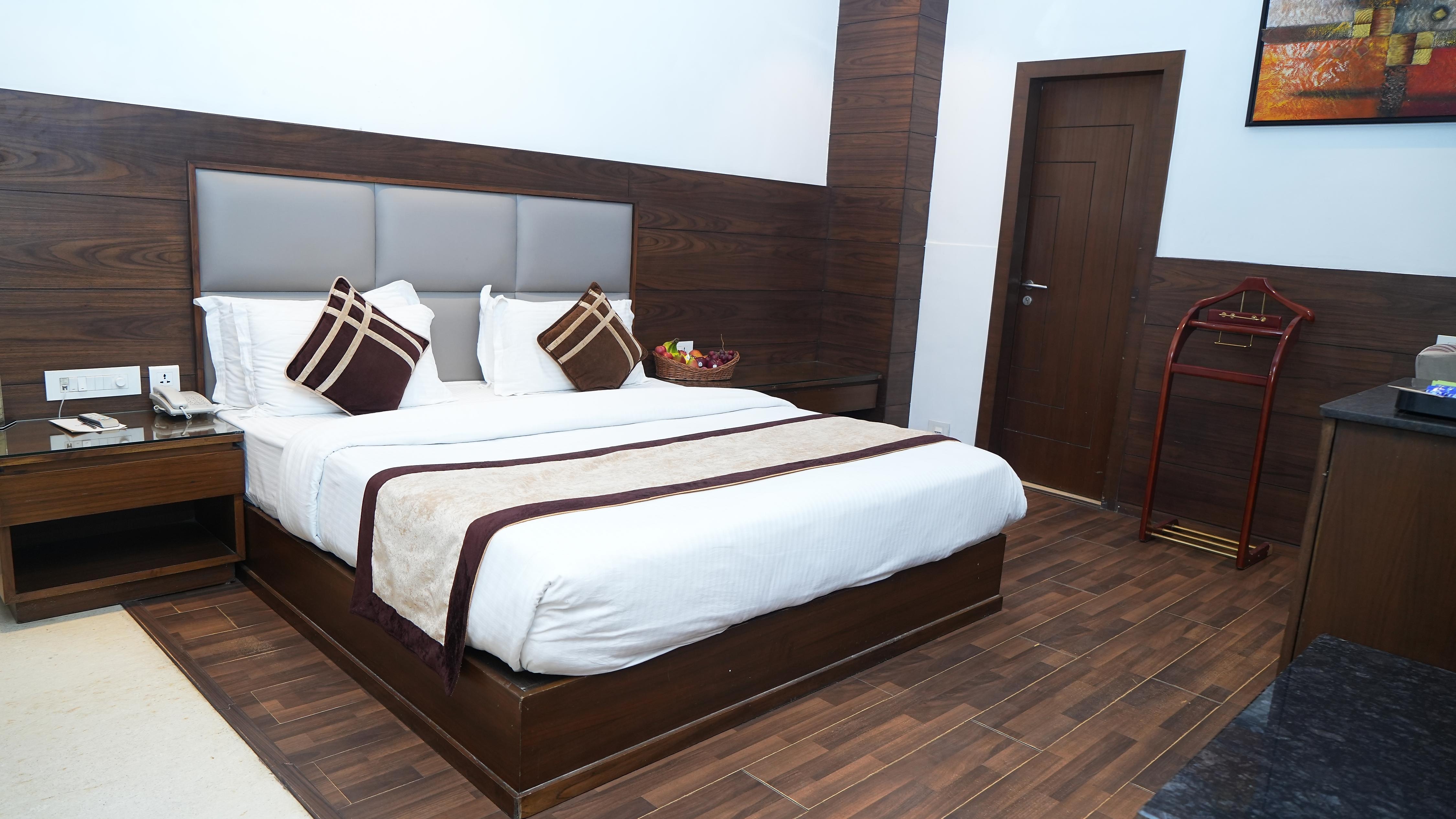 SAWERA GRAND 10 MIN WALK FROM GOLDEN TEMPLE - Tap to explore photos