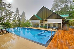 Chithirapuram Palace | Pool & Restaurant, Munnar