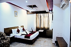 Hotel Sarayu, Hassan