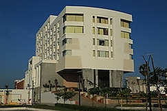 Dhanalakshmi Srinivasan Hotel(40 minutes from Tiruchirappalli)