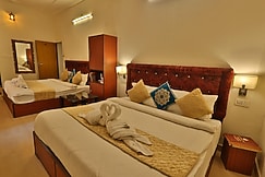 Hotel Uppal Plaza 5mins to triveni ghat, Rishikesh