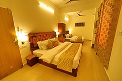 Hotel Uppal Plaza 5mins to triveni ghat, Rishikesh