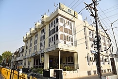 Hotel Moon, Mainpuri