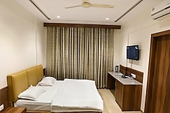 Navratan Palace-Next To Jagatpita Shri Brahma Mandir
