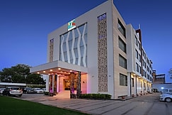 Wingston A TreeHouse Hotel, Goverdhan, Kaman