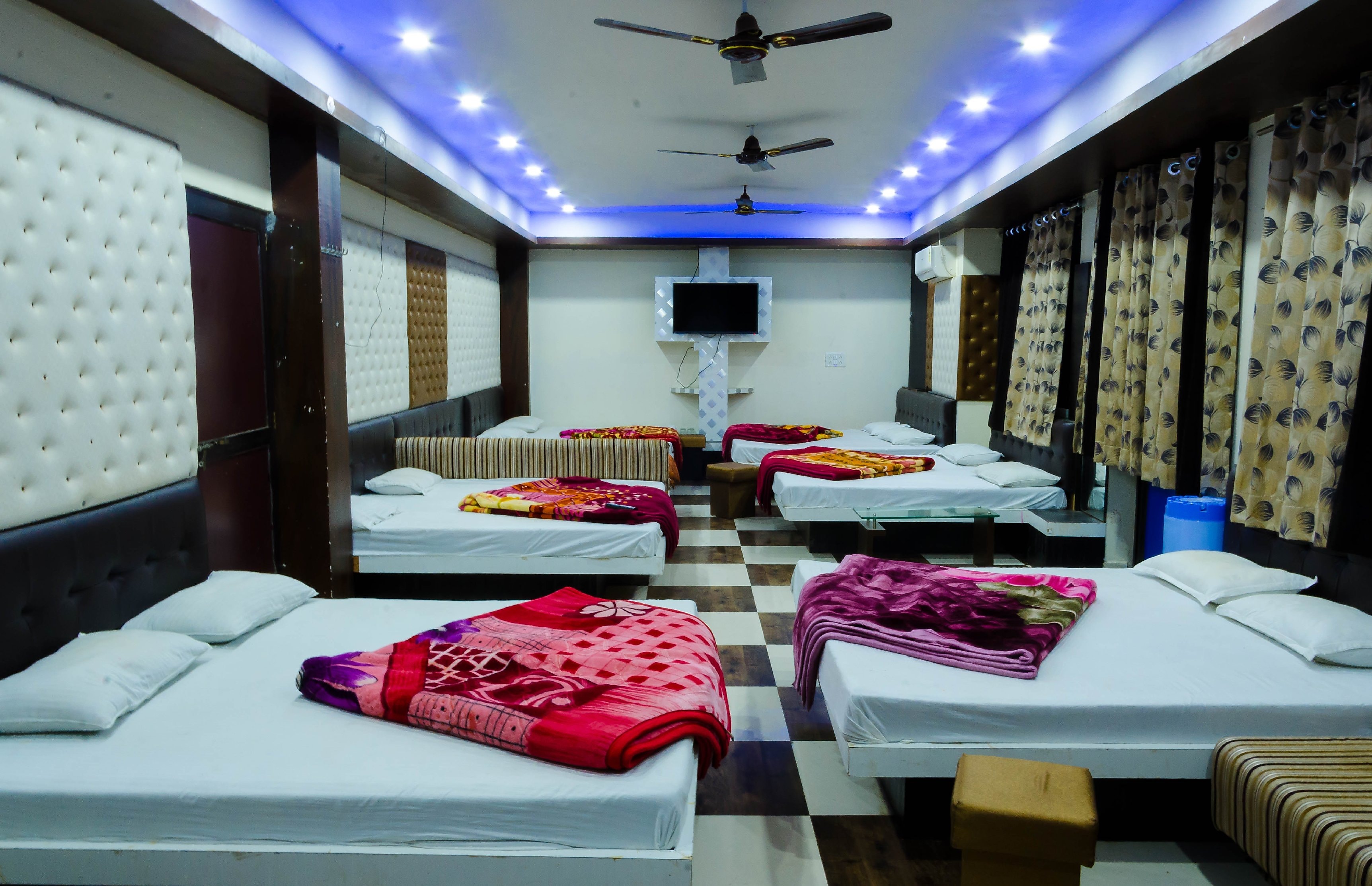 Shree Dwarkadhish Palace - Tap to explore photos