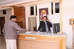 GRANDE HOTEL, Dera bassi