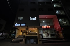 Hotel Nakshatra, Thandla