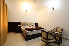 Hotel Moksha (500m From Ram Jhula), Rishikesh