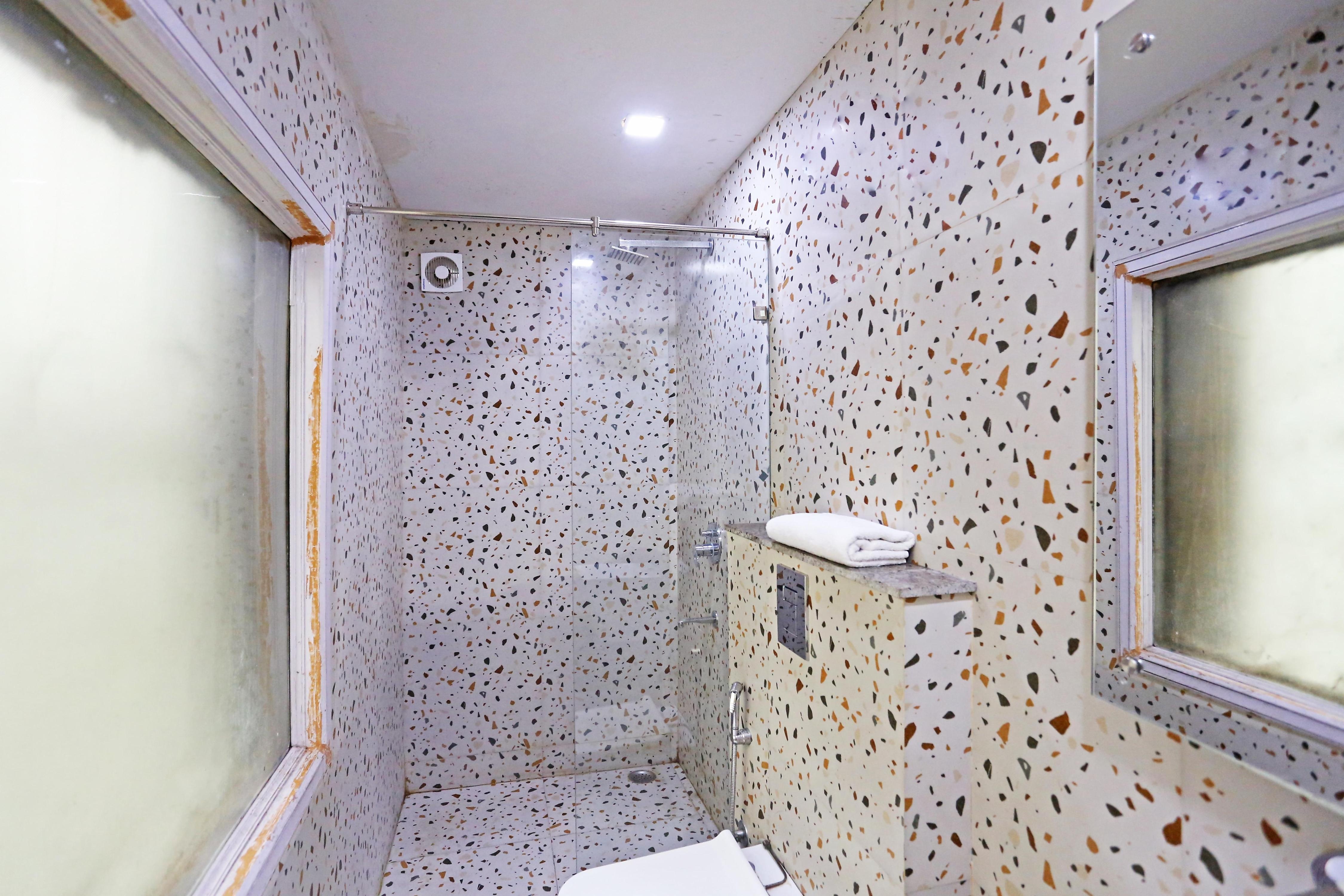 Hotel Preet Palace Just A Minute Away From Nizamuddin Railway Station - Tap to explore photos