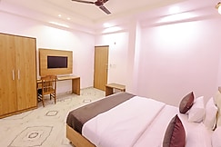 Little Pink Homestay | Rooms & Caretaker, Agra