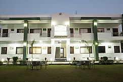 Hotel Whistling Greens, Moga