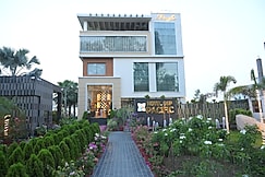 Hotel Pacific, Laksar