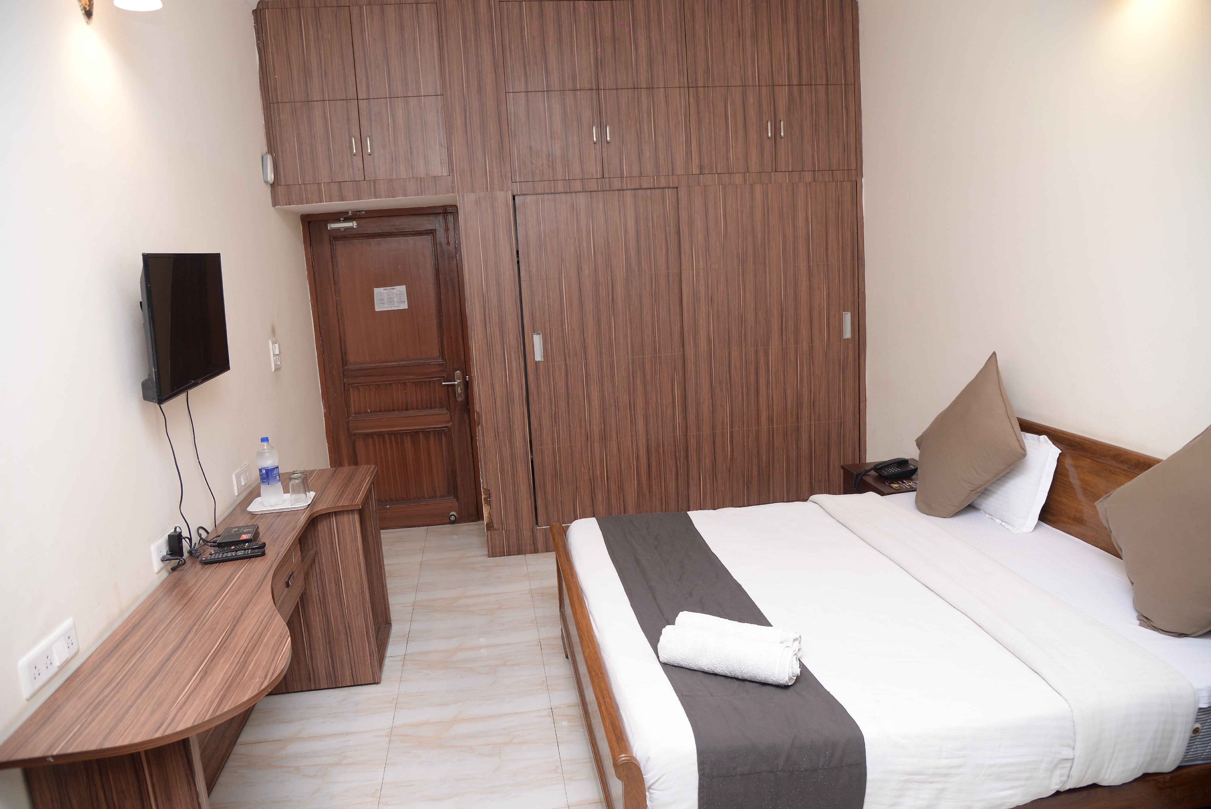 URBAN STAYS ( Lal Kothi ) - Tap to explore photos