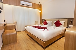 Gayathri Hotels, Koyilandi