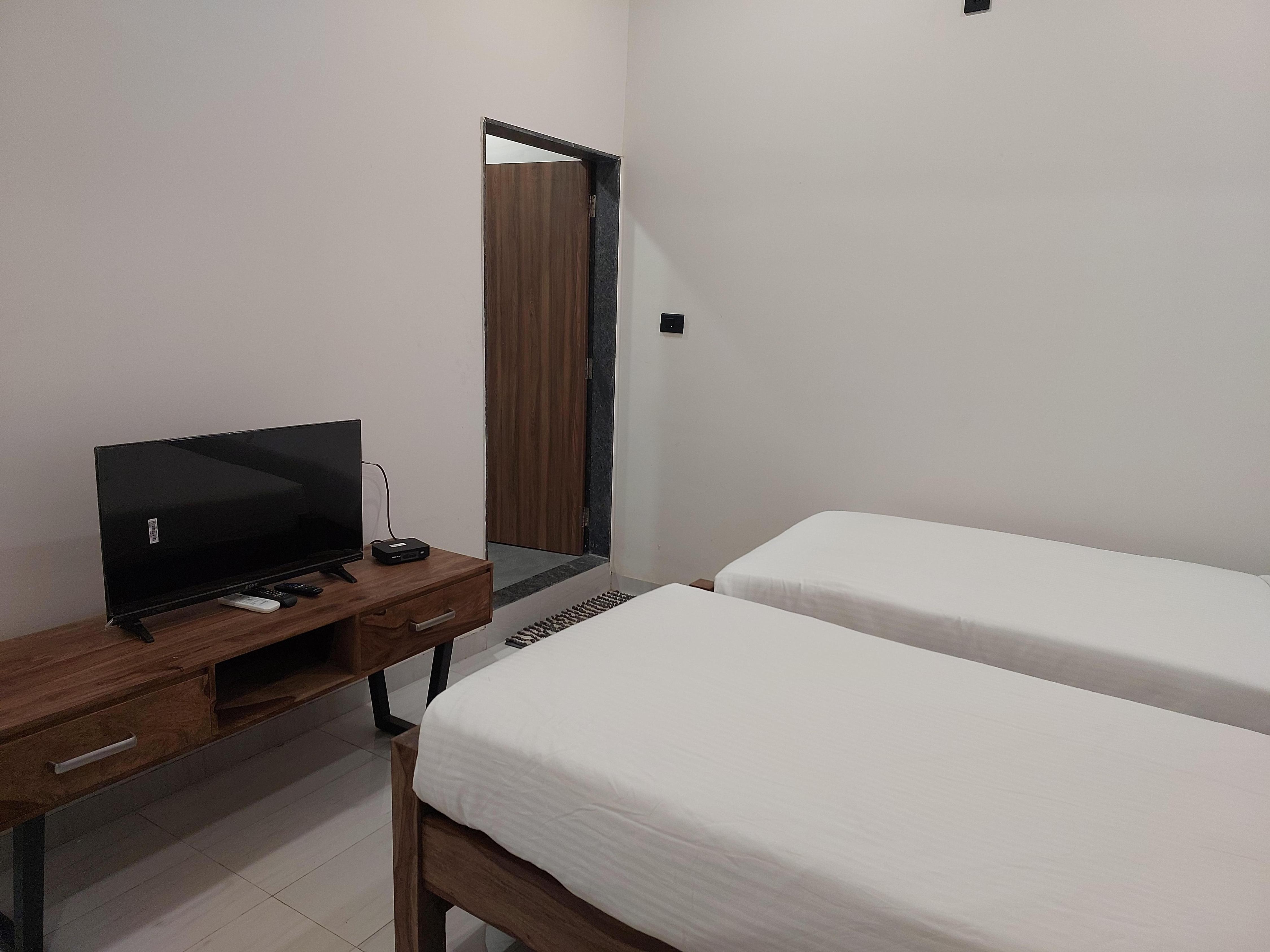 Garnet Twin Room 1