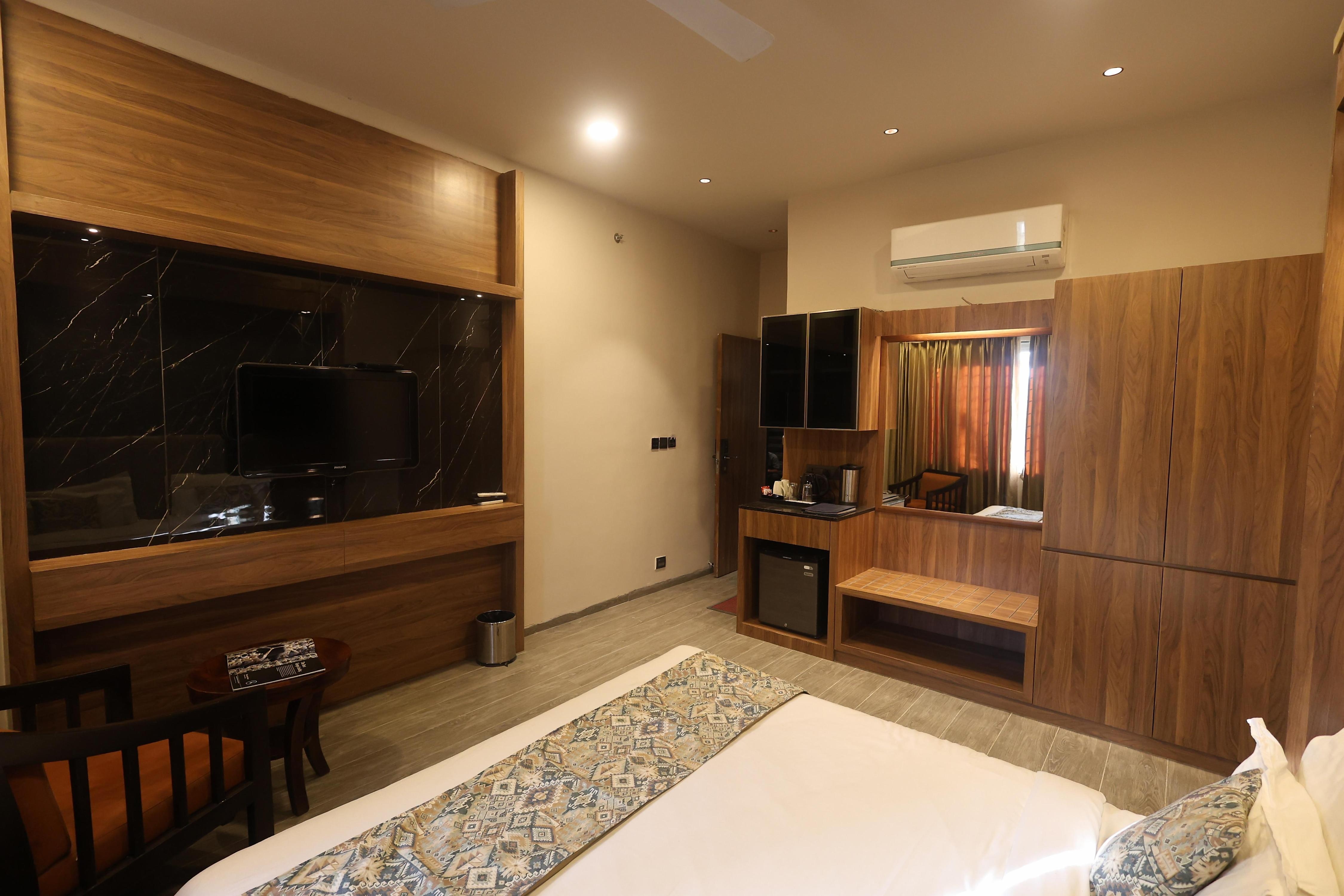 ROCK REGENCY A BOUTIQUE RODETEL - Tap to explore photos
