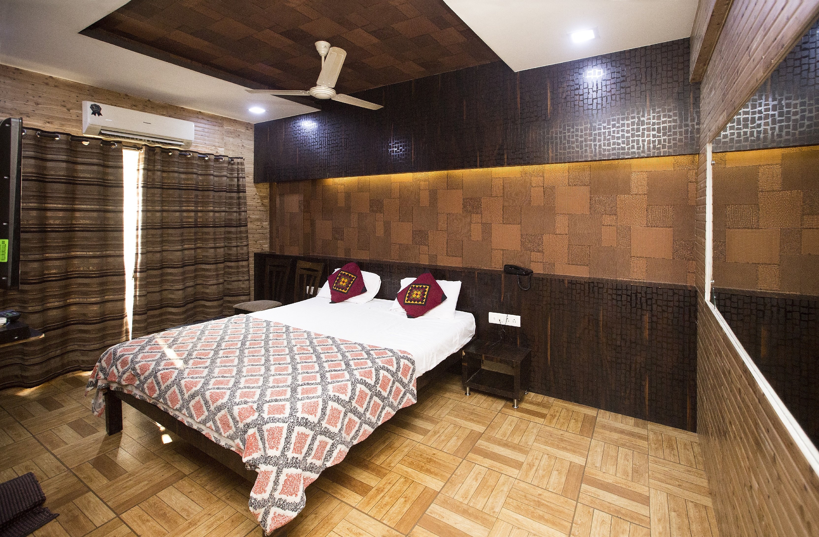 Hotel Shiva Heritage - Tap to explore photos