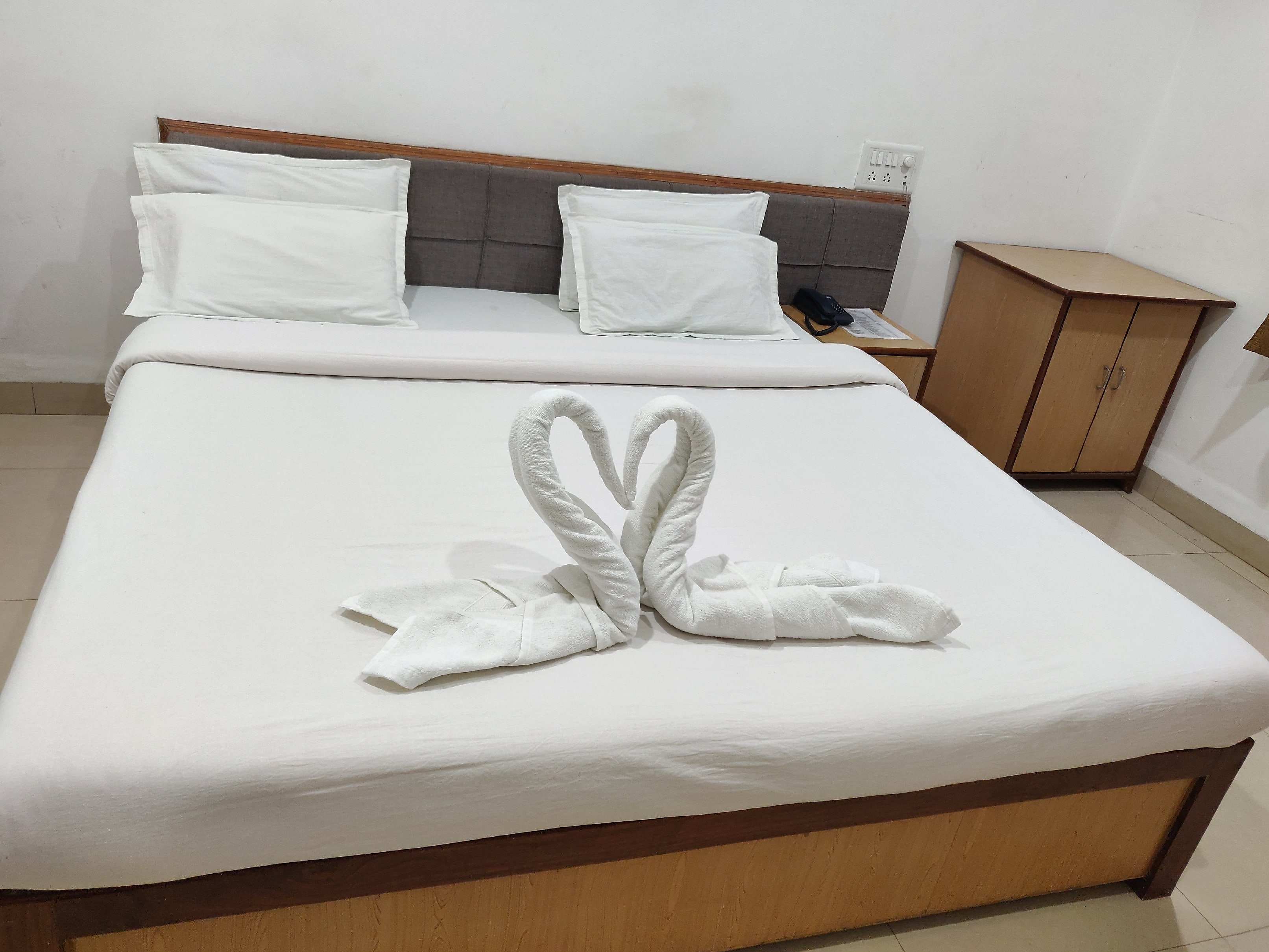 Shri Kunj Hotel & Restaurant - Tap to explore photos