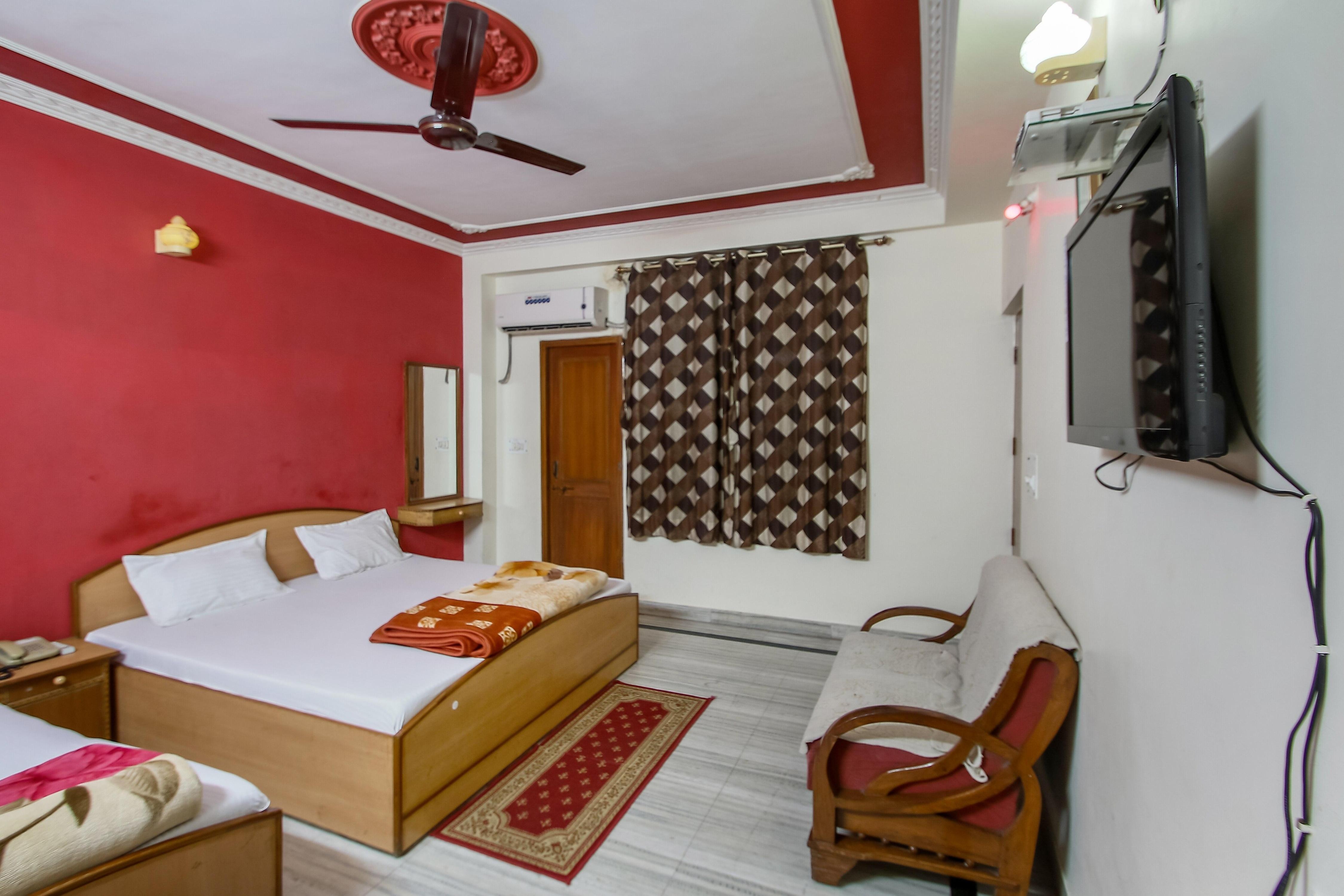 Hotel Giriraj Kripa - Tap to explore photos