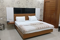 The Down Town, Khanna