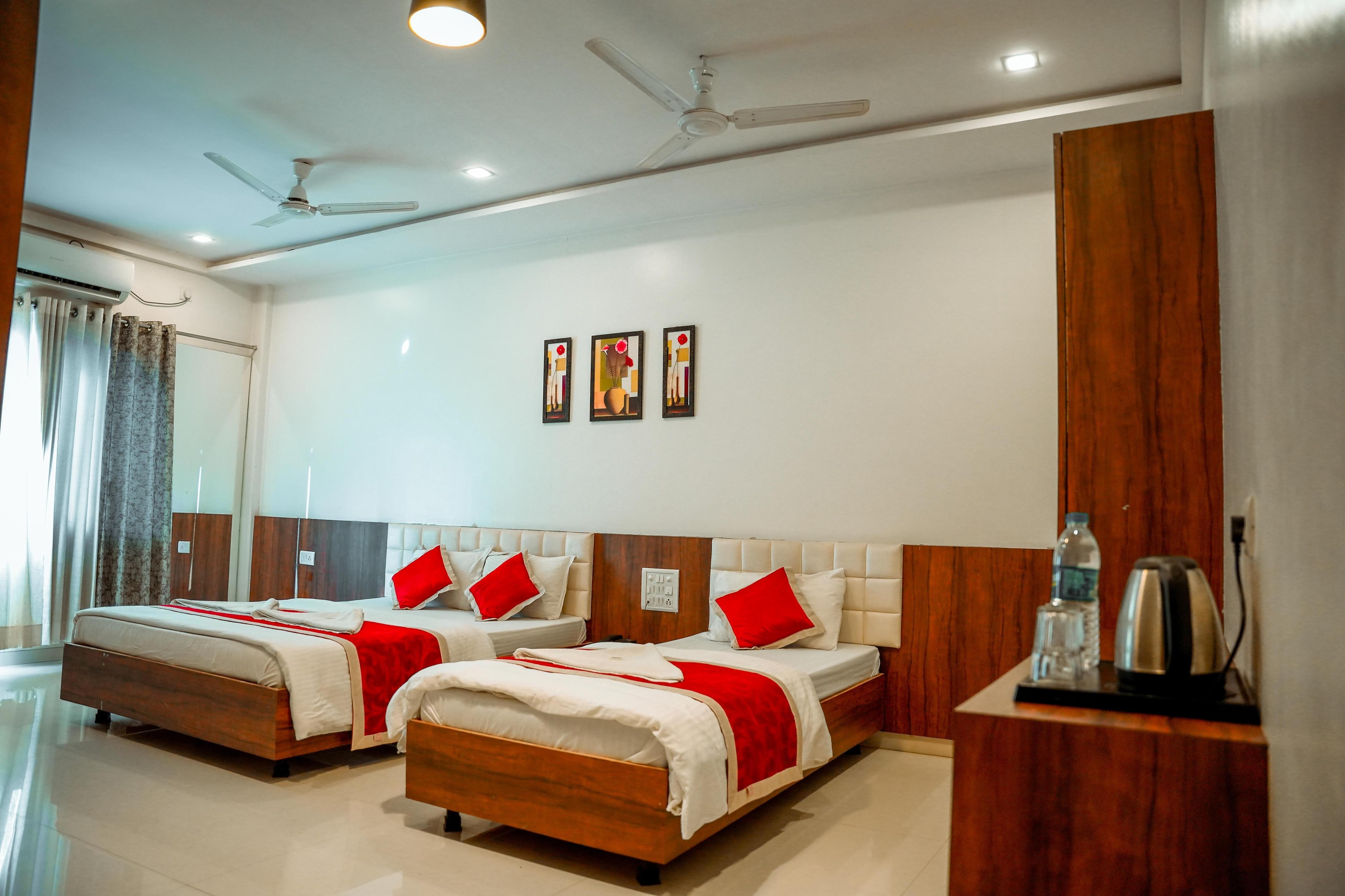 Super Deluxe 3 Bed AC Room 1